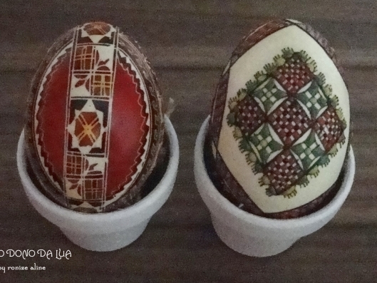 Ovos romenos: casquinhas decoradas com tinta e contas